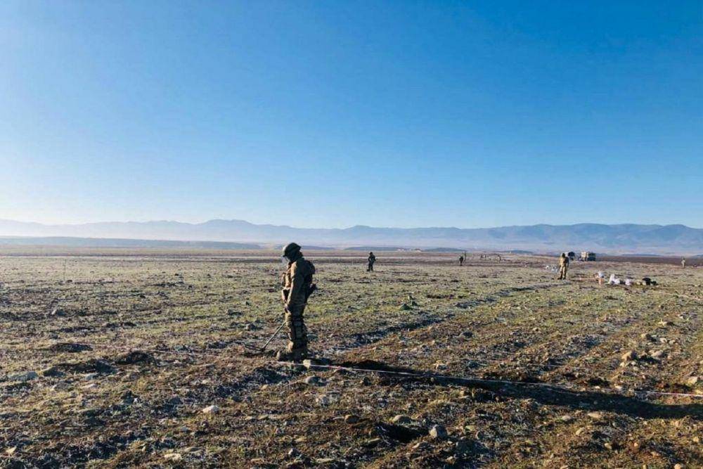 Pasukan pembersih ranjau Turki tengah membersihkan ranjau di Kawasan Nagorno-Karabakh. twitter.com/Ozkok_A