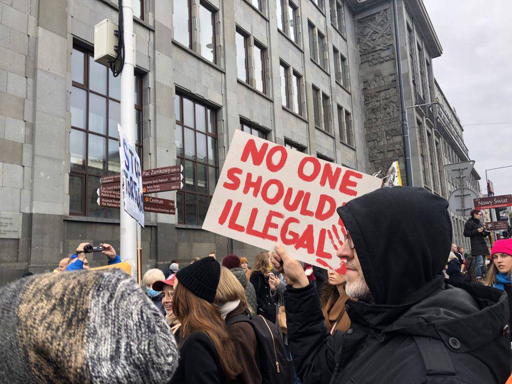Ribuan pendemo di Warsawa yang menolak pengusiran migran pada Minggu (17/10/2021). (twitter.com/CMR_Warsaw)