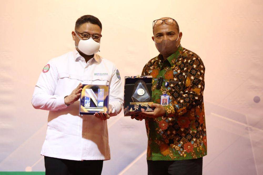 Direktur Keuangan dan Investasi BPJS Kesehatan, Arief Witjaksono Juwono Putro dan Direktur Keuangan Bank Nagari, Sania Putra, berfoto usai melakukan penandatanganan kerja sama, Senin (18/10). (Dok. BPJS Kesehatan)