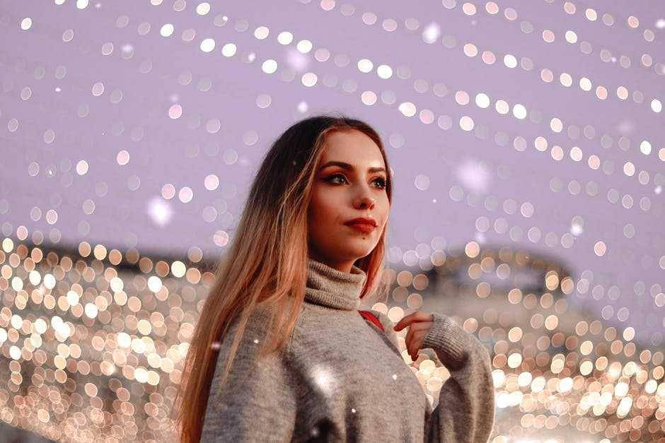 ilustrasi perempuan tersenyum (pexels.com/Michaela Vreja)