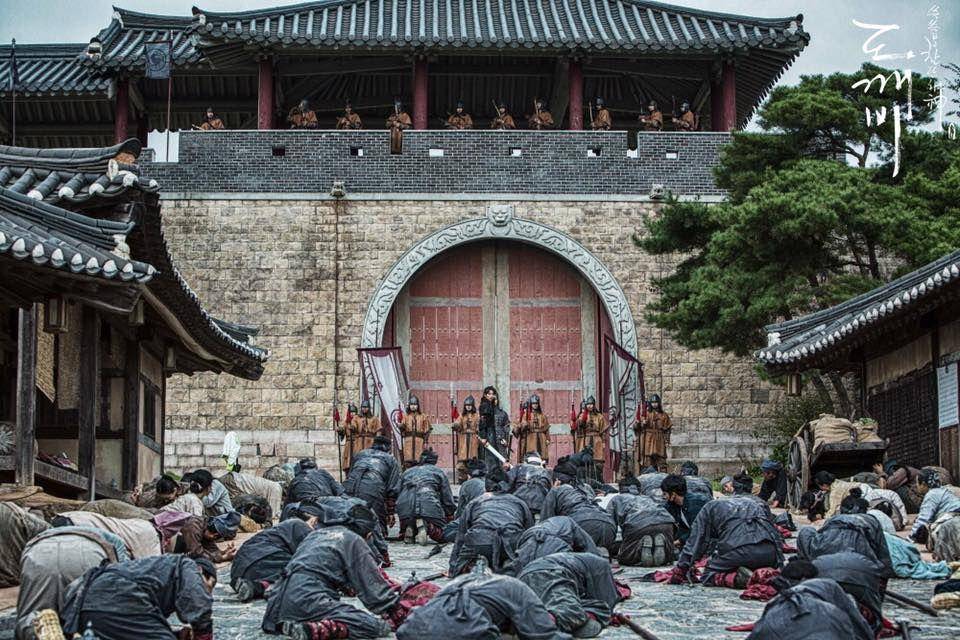 potret Gong Yoo dan pasukannya berada di depan gerbang istana (dok. tvN/Goblin)