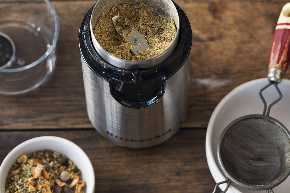 Ilustrasi mengahluskan bumbu (silkroaddiary.com)