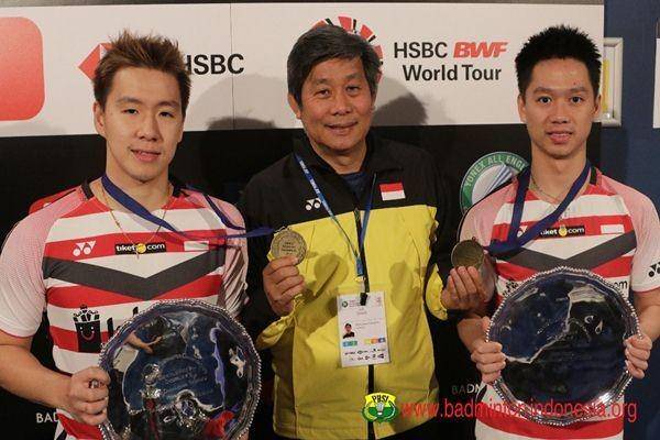 Kevin Sanjaya Sukamuljo-Marcus Fernaldi Gideon dan Coach Herry Iman Pierngadi (dok. Badminton Indonesia)