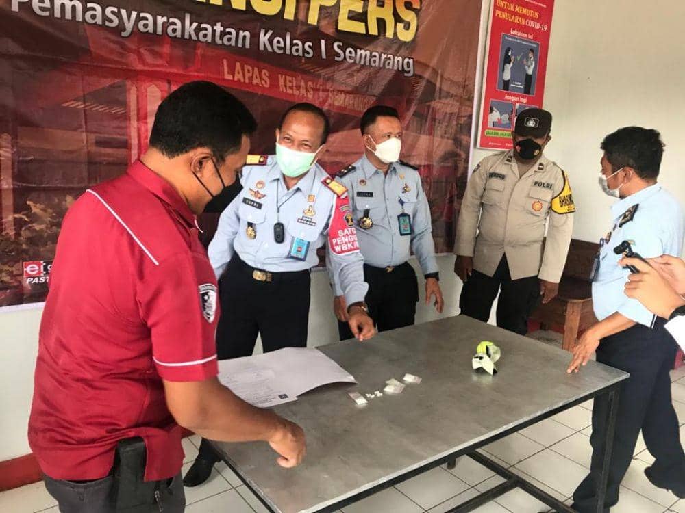 Kepala Lapas Kedungpane Supriyanto menunjukan bola tenis berisi sabu dan pil koplo (Dok Humas Lapas Kedungpane Semarang)