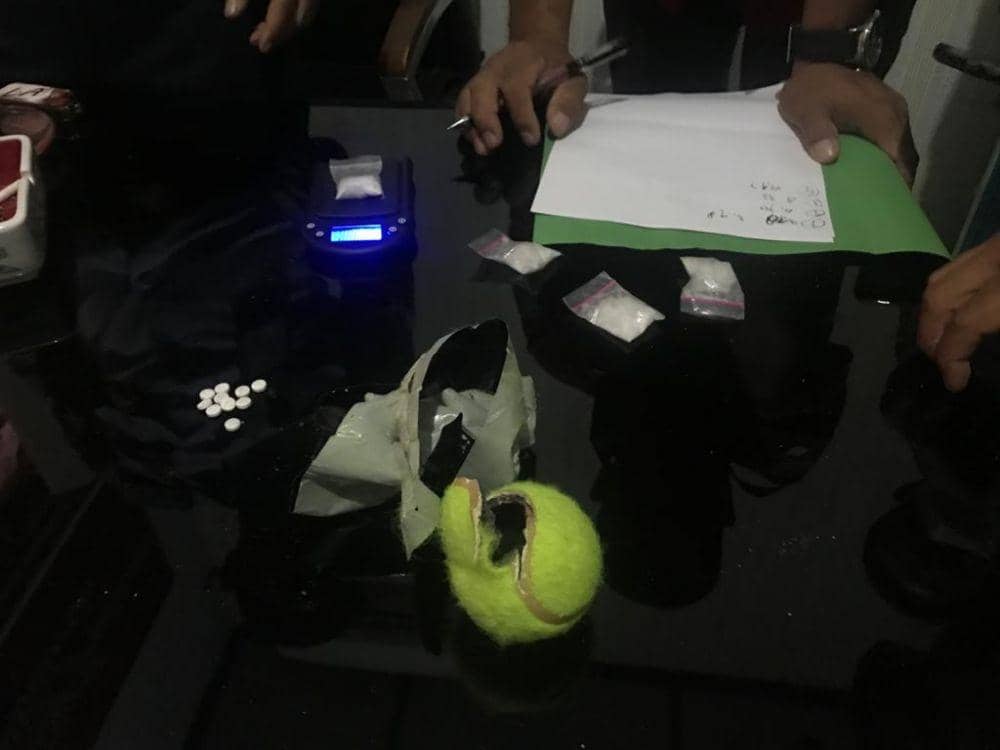 Sebuah bola tenis berwarna hijau di dalamnya adaw sabu dan pil koplo. (Dok Humas Lapas Kedungpane Semarang)