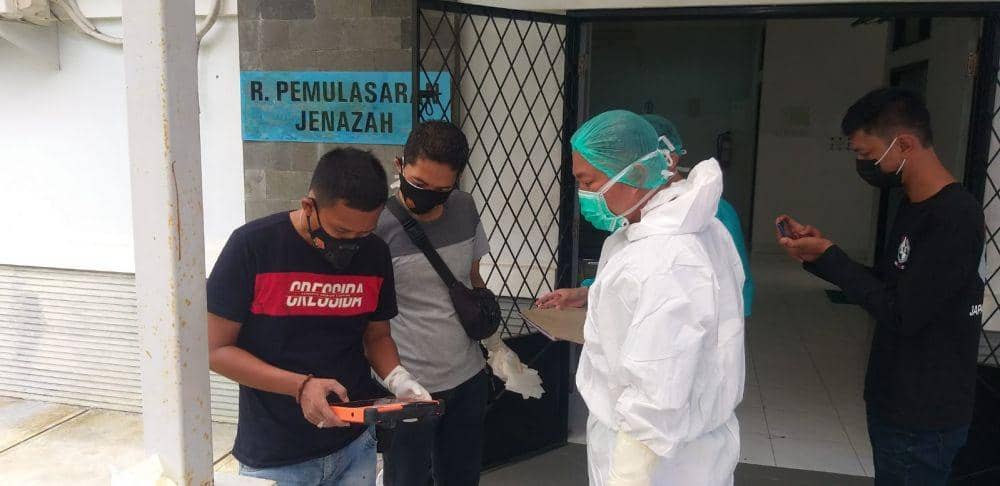 Proses evakuasi jasad korban pembunuhan di Pagar Alam (IDN Times/istimewa)