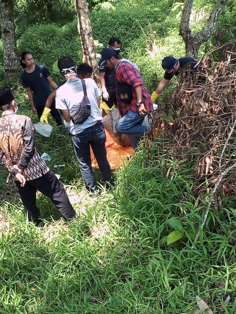 Penemuan mayat korban di semak belukar (IDN Times/istimewa)