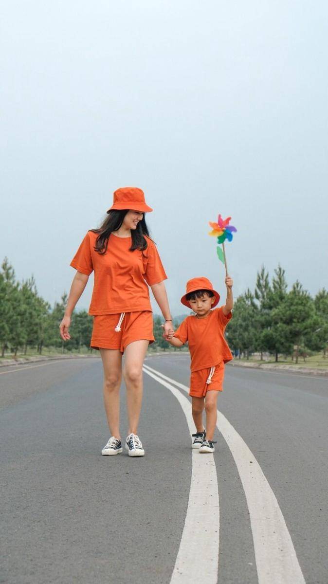 Ilustrasi baju kembar antara ibu dan anak (dok. Kiddiposh)