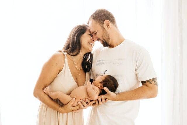 ilustrasi anak dan orangtua (unsplash.com/Jonathan Borba)