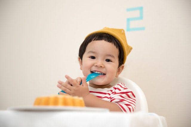 ilustrasi anak makan (unsplash.com/kazuend)