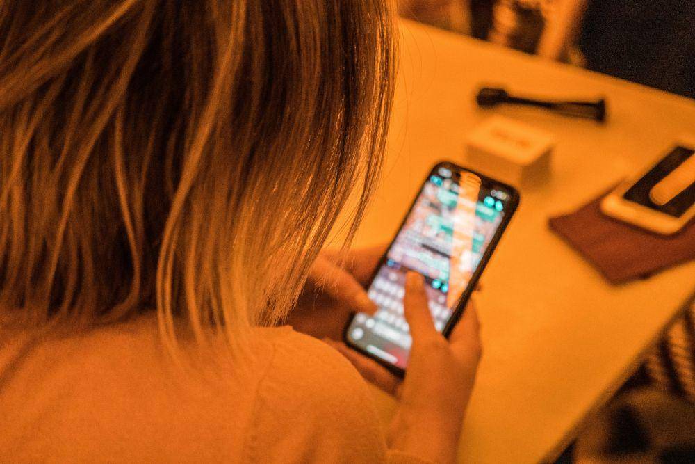 ilustrasi berkirim pesan dengan dosen (unsplash.com/Mikel Parera)