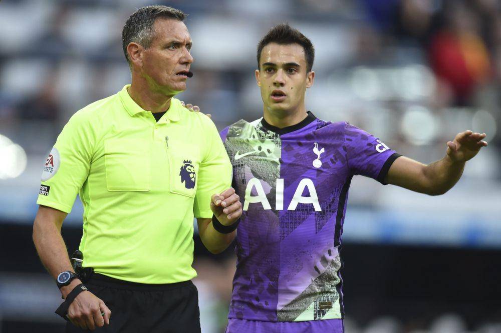 Sergi Reguilon memberitahu wasit Andre Marriner ada penggemar yang butuhkan bantuan medis. (yrtnews.com)