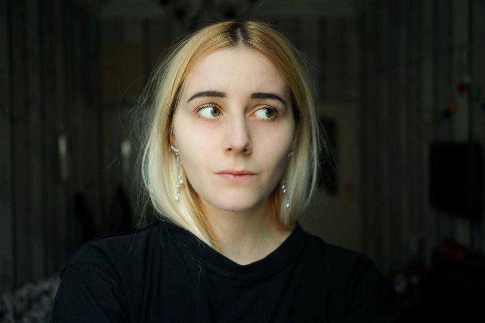 ilustrasi wanita berambut pirang (pexels.com/Daria Sannikova)