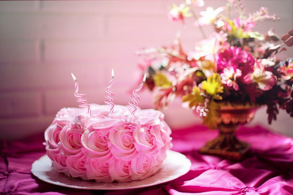 ilustrasi doughnut birthday cake (pexels.com/Jill Wellington)