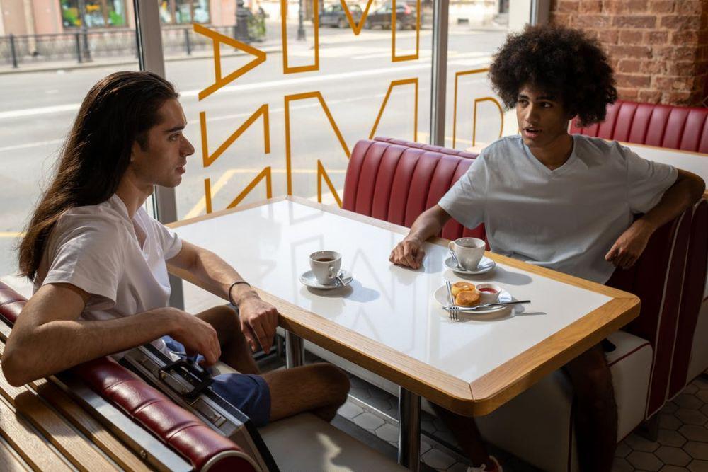 ilustrasi di kafe bersama teman (pexels.com/ron-lach)