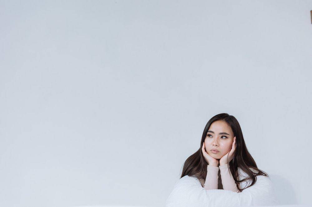 ilustrasi gadis menangkup pipi (pexels.com/Thirdman)
