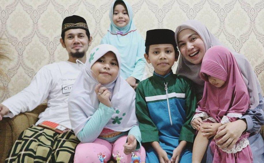 Jarang Disorot, 10 Potret Bahagia Keluarga Puput Melati