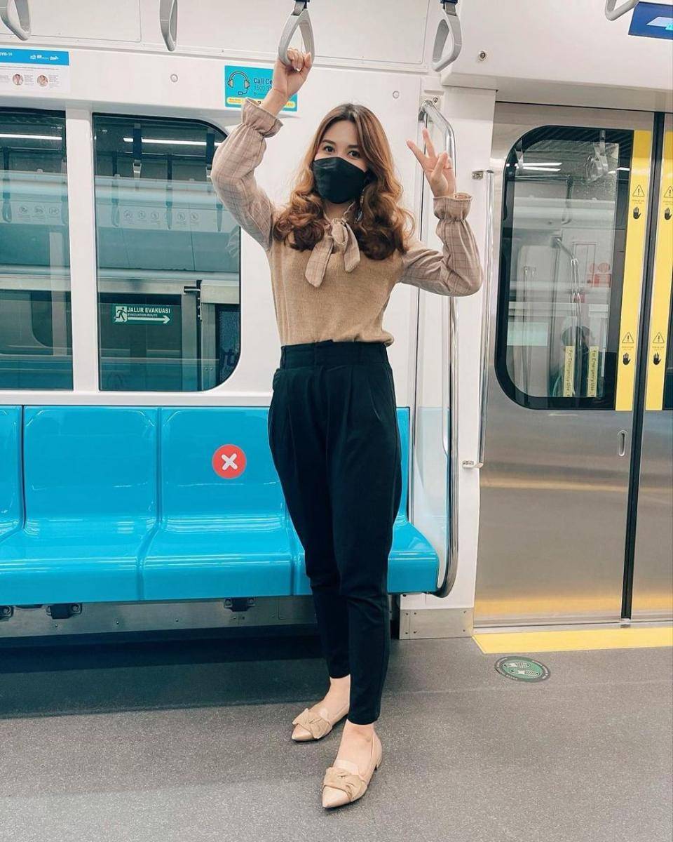 Berfoto di dalam gerbong MRT Jakarta, Jakarta (instagram.com/putriabner)