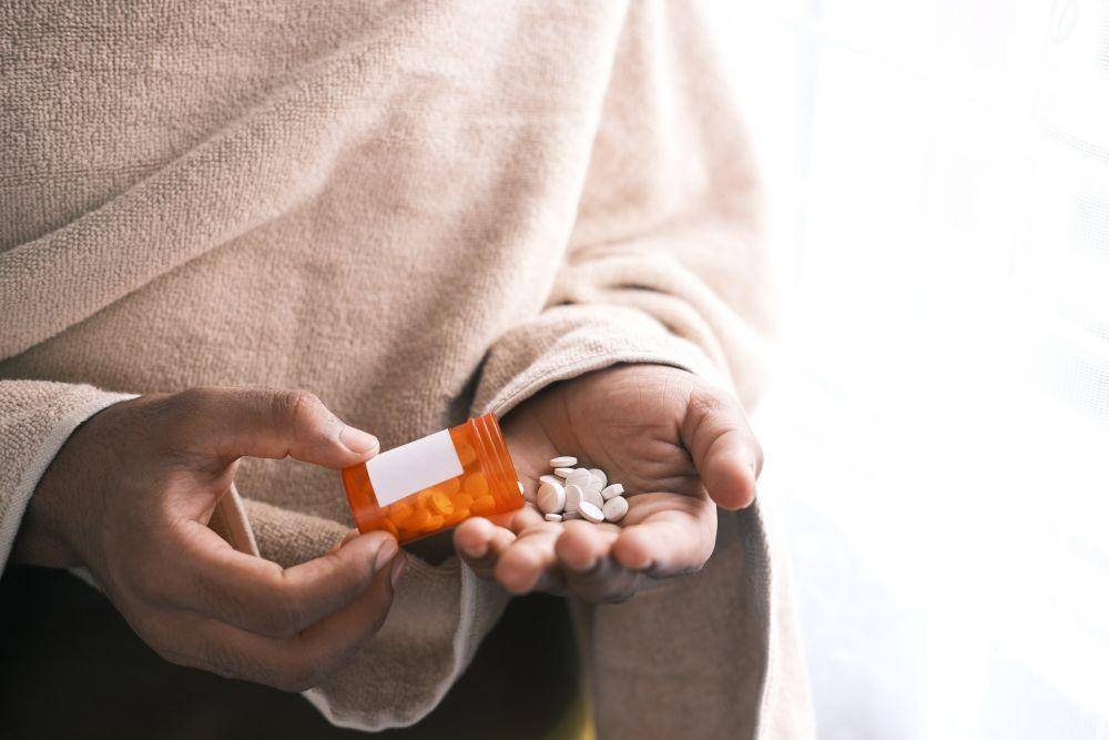 ilustrasi mengonsumsi obat (unsplash.com/Towfiqu barbhuiya)