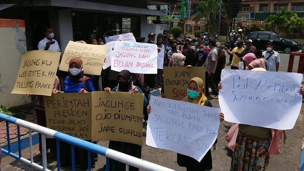 Peternak ayam petelur saat menggelar aksi di depan kantor Bulog Tulungagung. IDN TImes/ Bramanta Pamungkas