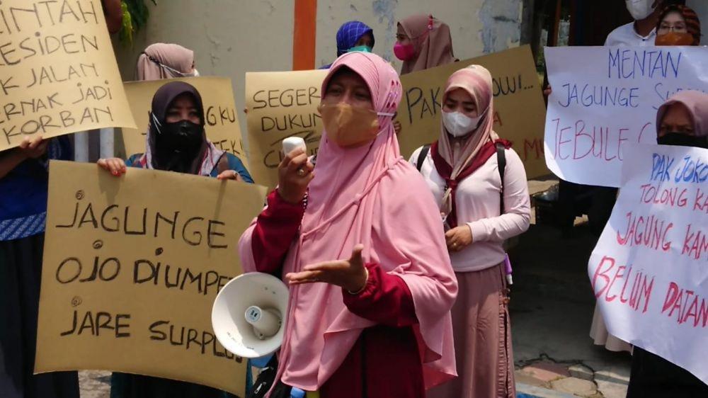 Peternak ayam petelur saat menggelar aksi di depan kantor Bulog Tulungagung. IDN TImes/ Bramanta Pamungkas