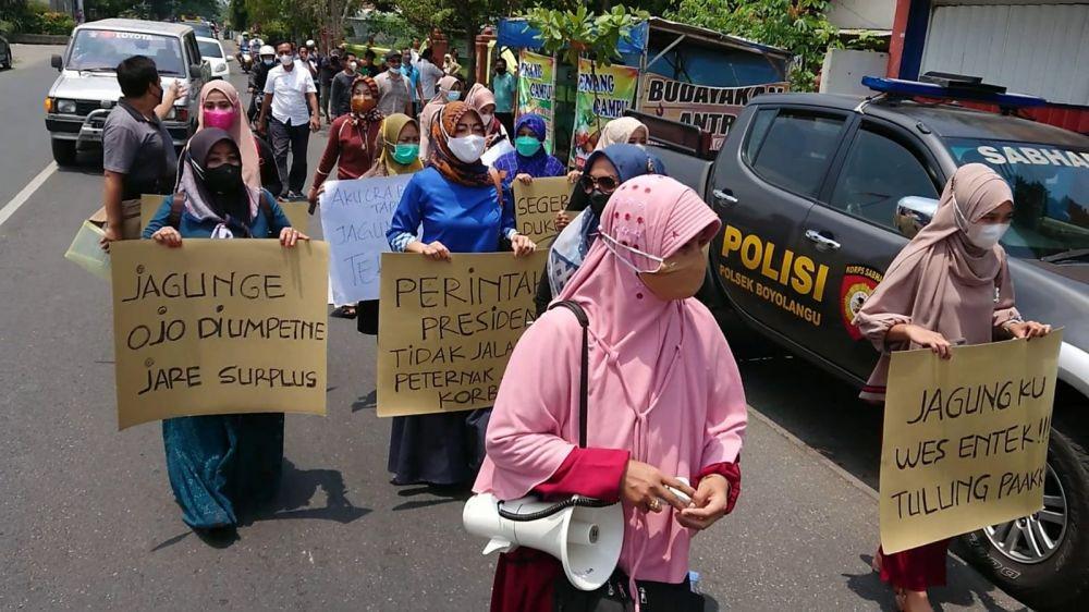 Peternak ayam petelur saat menggelar aksi di depan kantor Bulog Tulungagung. IDN TImes/ Bramanta Pamungkas