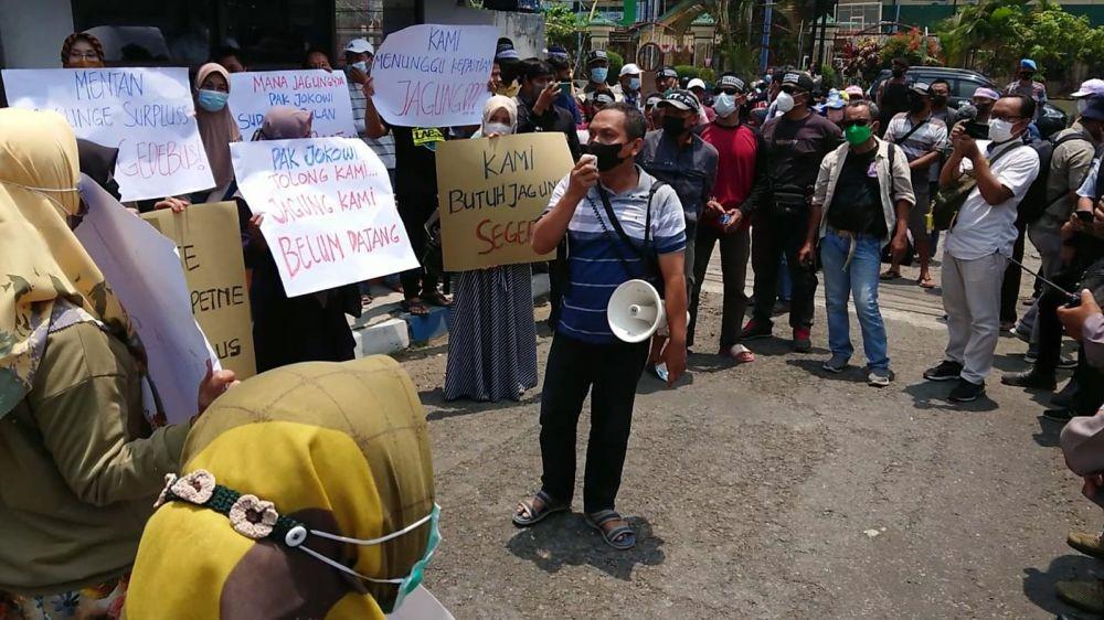Peternak ayam petelur saat menggelar aksi di depan kantor Bulog Tulungagung. IDN TImes/ Bramanta Pamungkas