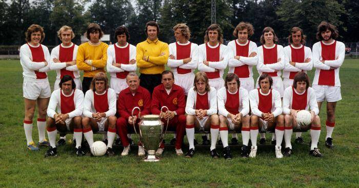 skuad Ajax Amsterdam berpose dengan trofi Liga Champions (football365.com)