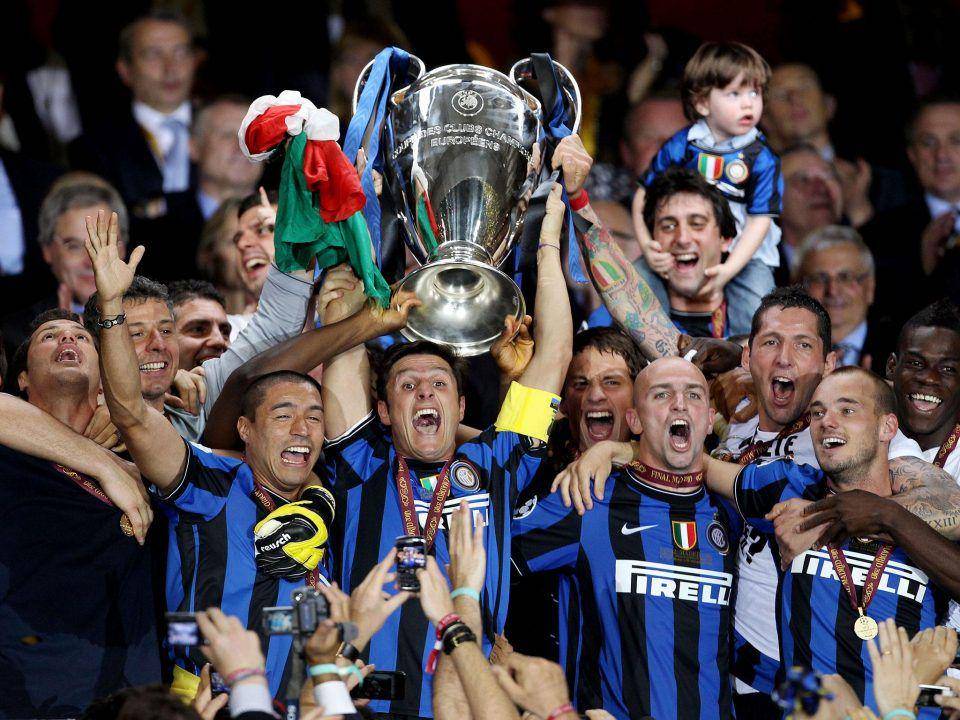 Inter Milan mengangkat trofi Liga Champions ketiga di musim 2009/10 (sempreinter.com)