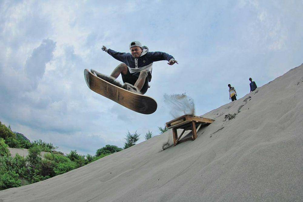 ilustrasi sandboarding (instagram.com/sandboarding_yogyakarta)