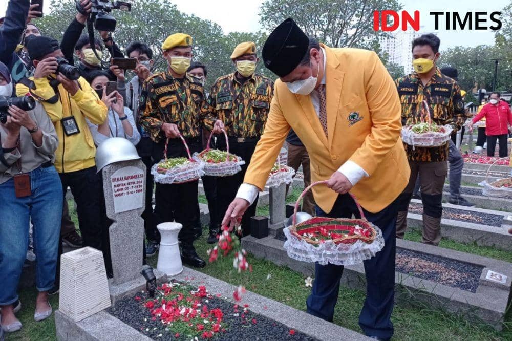 Sore-Sore, Airlangga ke TMP Kalibata Tabur Bunga di Makam BJ Habibie