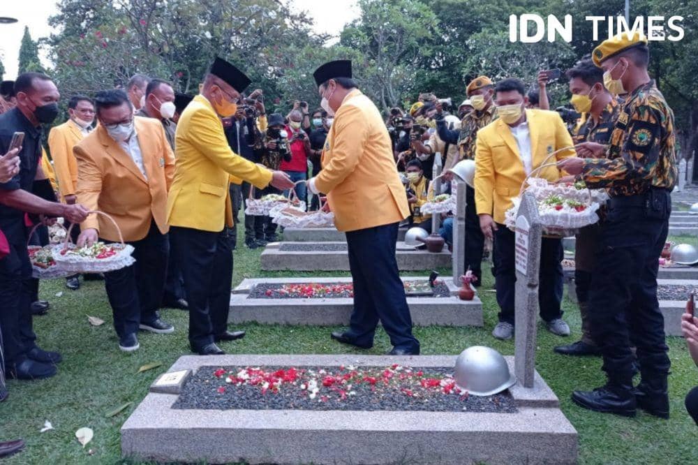 Ketua Umum Partai Golkar, Airlangga Hartarto dan sejumlah kader melakukan ziarah dan tabur bunga di Taman Makam Pahlawan, Jakarta Selatan (19/10/2021). (IDN Times/Sachril Agustin)