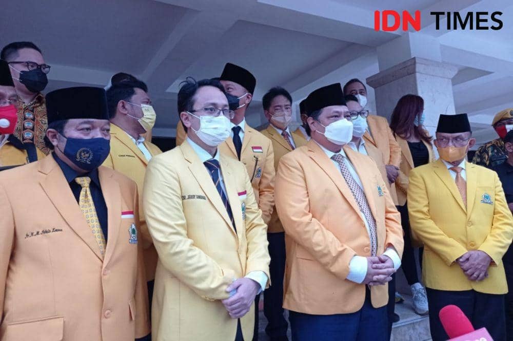 Ketua Umum Partai Golkar, Airlangga Hartarto dan sejumlah kader melakukan ziarah dan tabur bunga di Taman Makam Pahlawan, Jakarta Selatan (19/10/2021). (IDN Times/Sachril Agustin)