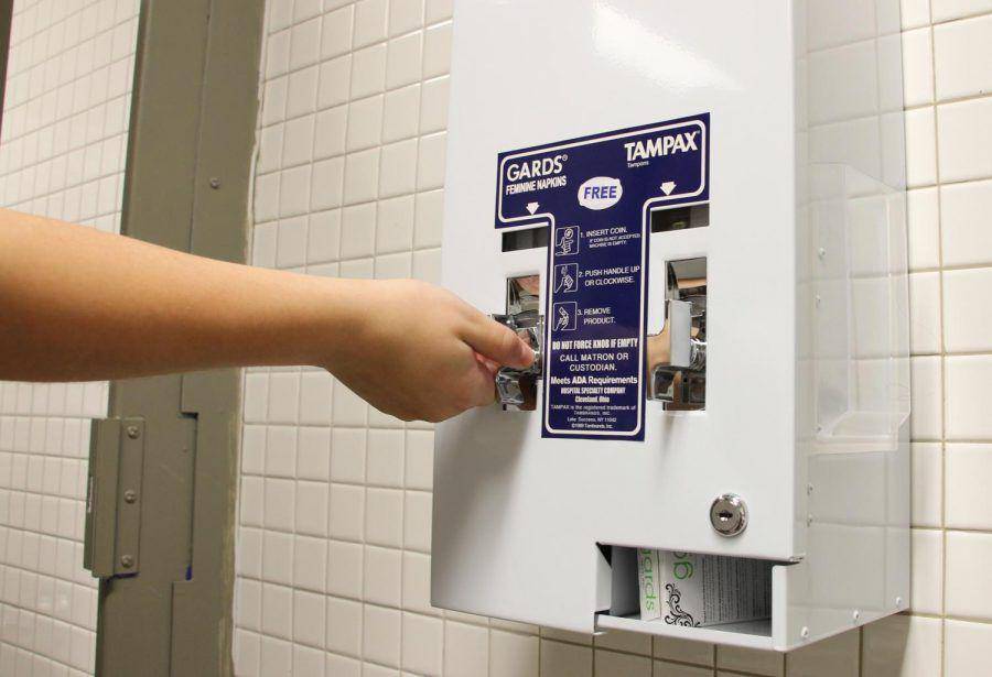 Dispenser pembalut di sebuah sekolah di Amerika Serikat. (dok. The Hawkeye)