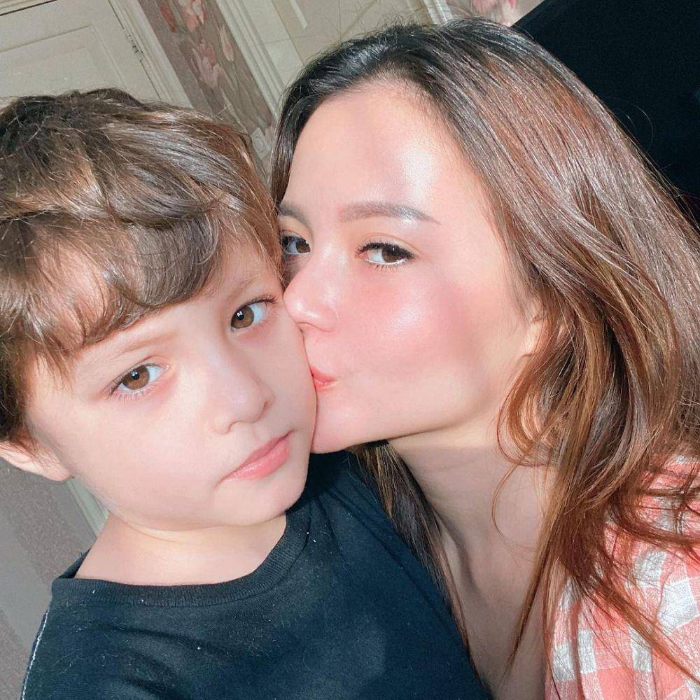 potret Voke Victoria dan anak (instagram.com/vokevictoriaaa)