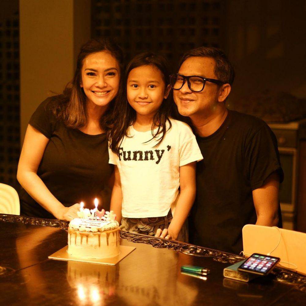 potret Masayu Anastasia bersama Lembu Wiworojati dan anak (instagram.com/masayuanastasia)