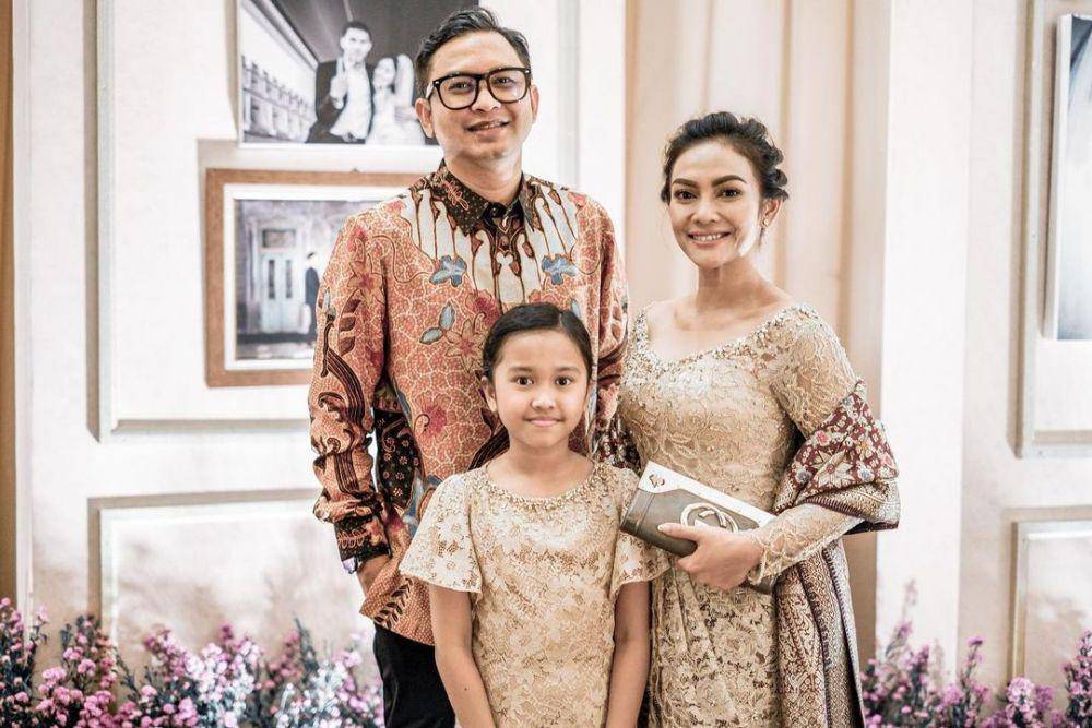 potret Masayu Anastasia bersama Lembu Wiworojati dan anak (instagram.com/masayuanastasia)
