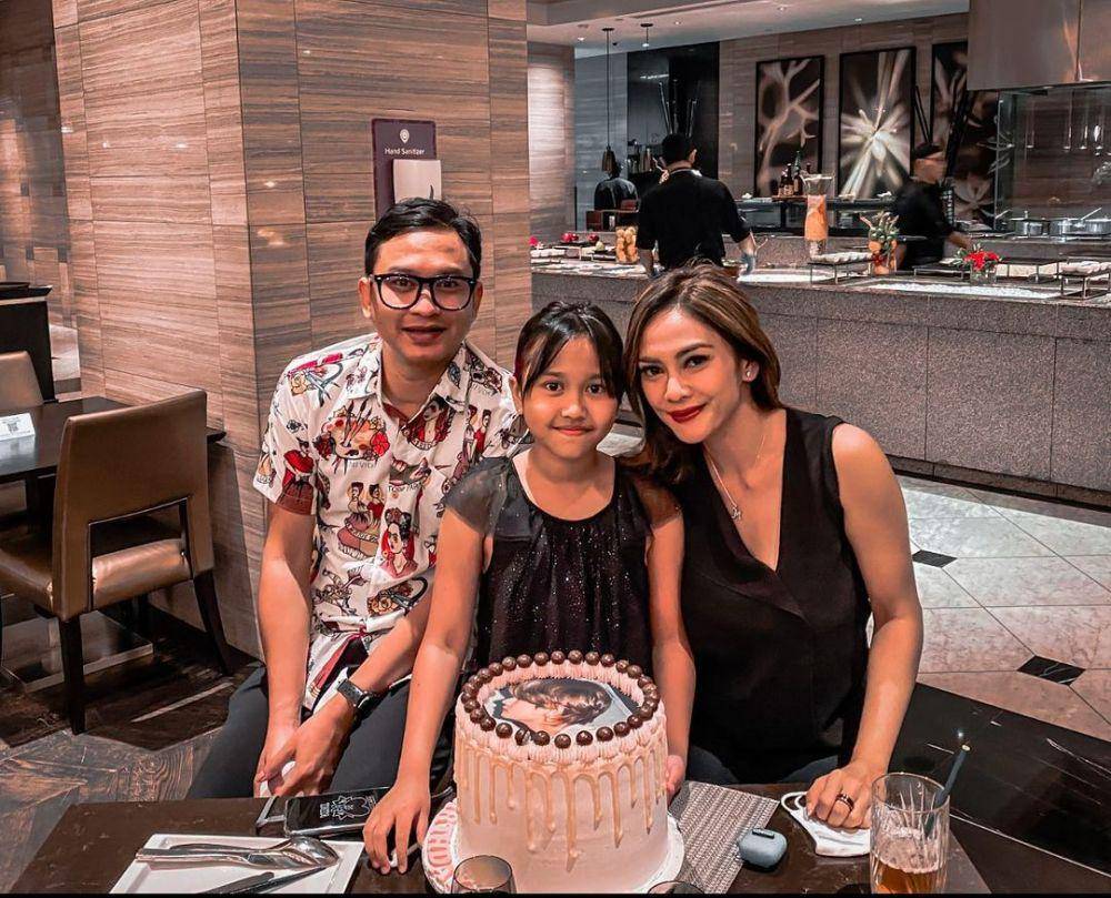 potret Masayu Anastasia bersama Lembu Wiworojati dan anak (instagram.com/masayuanastasia)