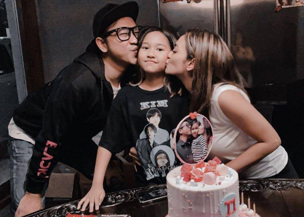 potret Masayu Anastasia bersama Lembu Wiworojati dan anak (instagram.com/masayuanastasia)