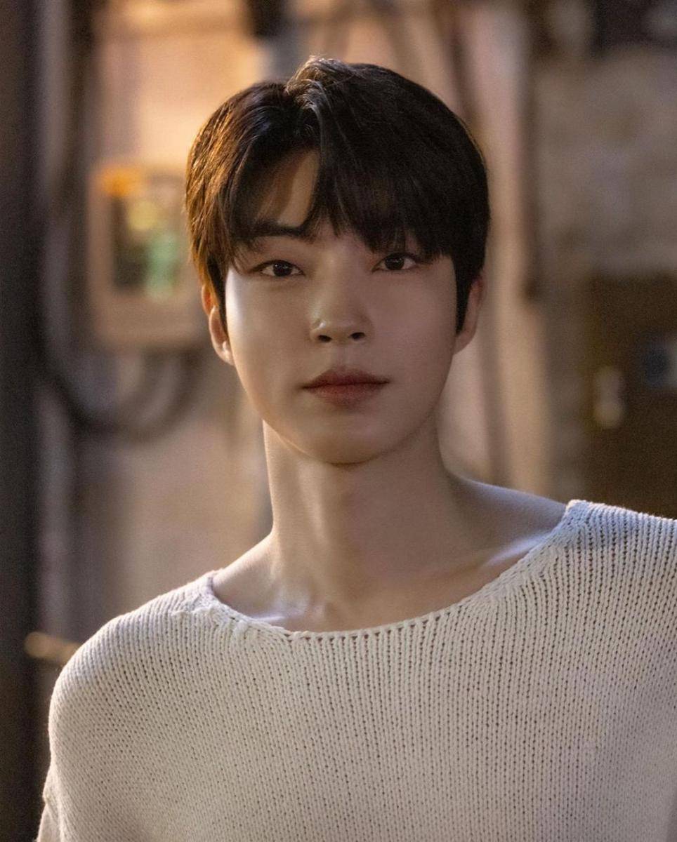 Hwang In Yeop (instagram.com/keyeastofficial)