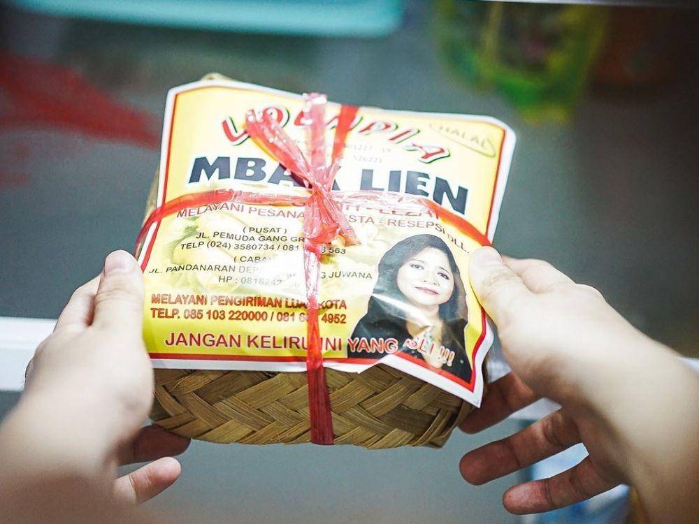 Pembelian take-away Loenpia Mbak Lien (instagram.com/loenpiambaklien_)
