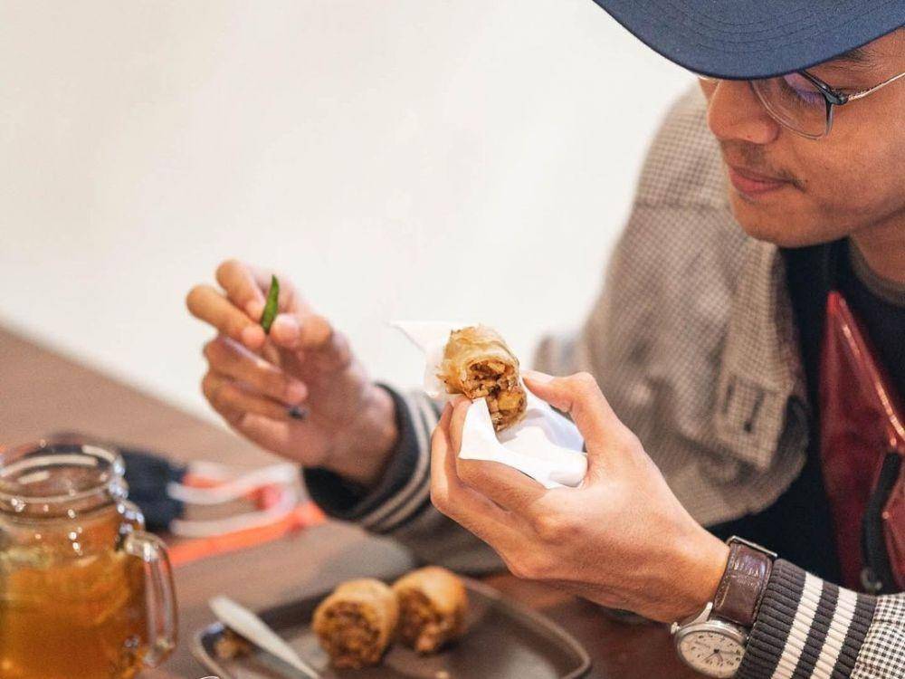 Dine-in di kedai Loenpia Mbak Lien (instagram.com/loenpiambaklien_)
