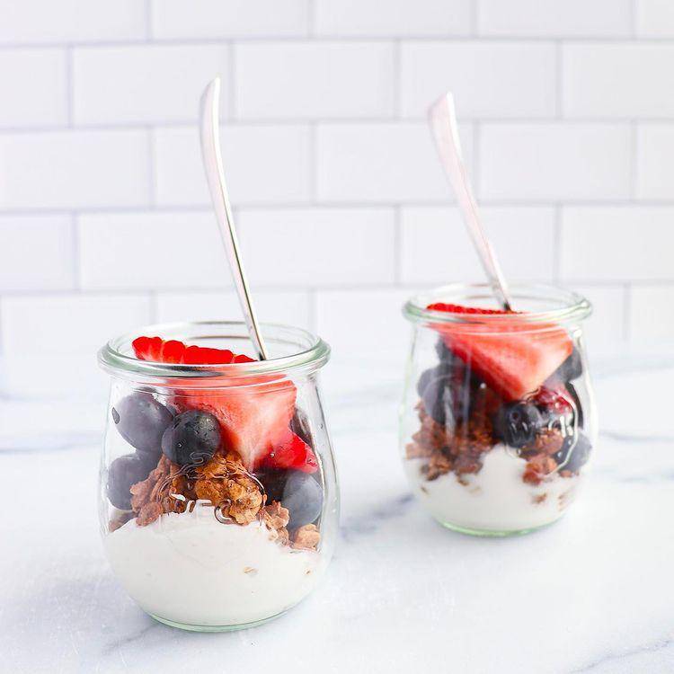 Yogurt dengan buah dan granola (instagram.com/helloveganblogger)