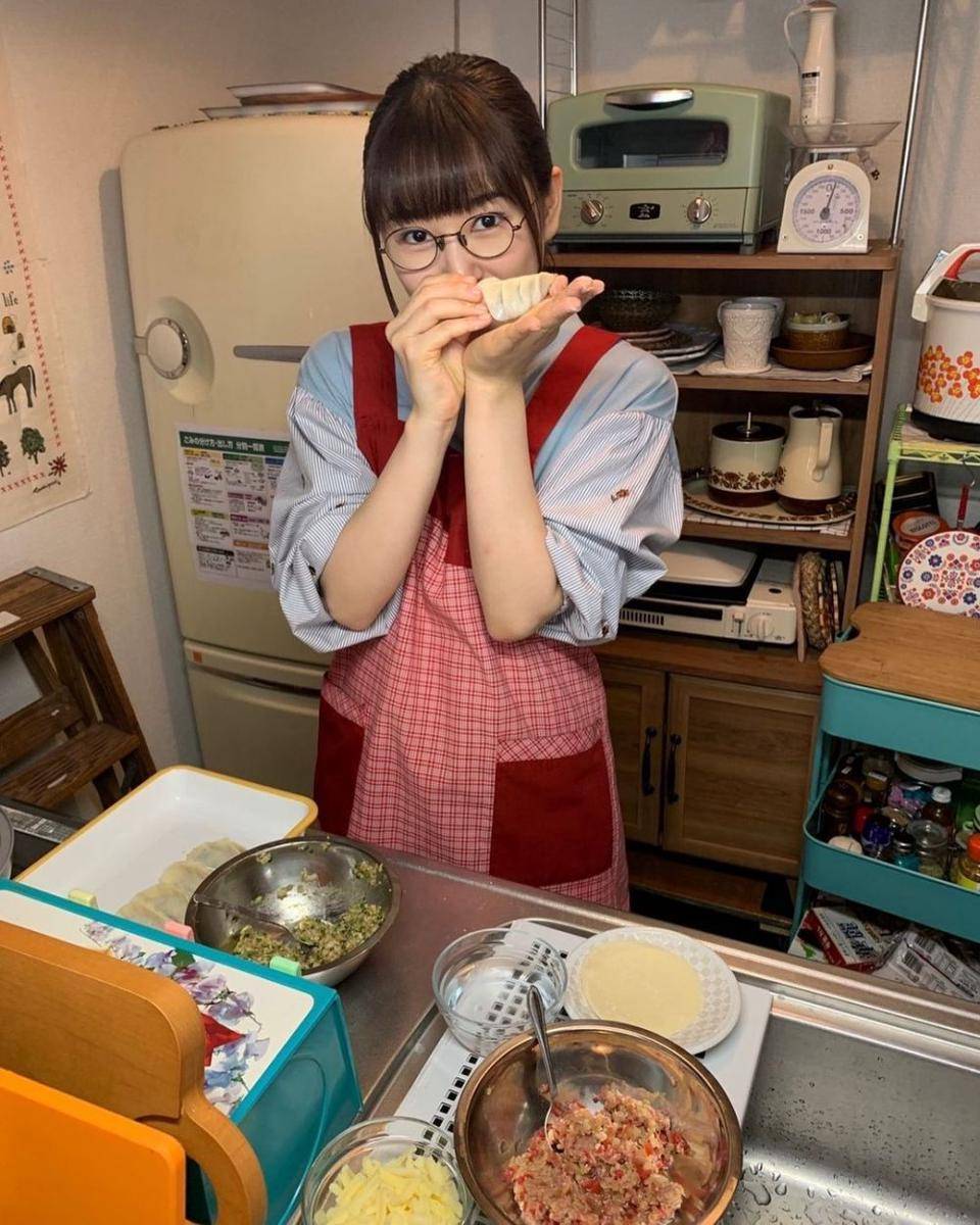potret Sakurai Hinako di balik layar Gohoubi Gohan (instagram.com/sakurai.hinako_official)