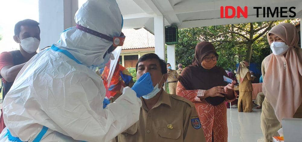 Salah seorang guru melakukan pemeriksaan swab antigen usai satu siswa SMP Negeri 10 Depok dinyatakan positif Covid-19. (IDNTimes/Dicky)