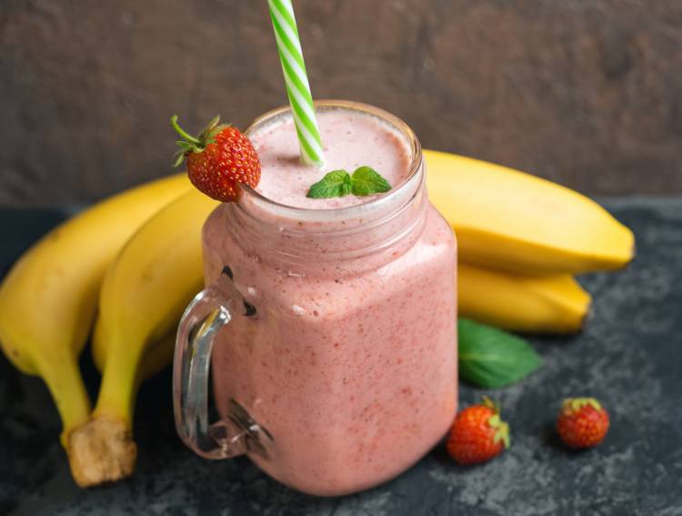 Smoothie stroberi dan pisang (instagram.com/nourish_ns)