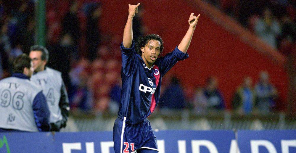 potret selebrasi gol Ronaldinho saat berkostum PSG (ligue1.com)