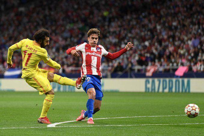 Salah berduel dengan Griezmann. (twitter.com/ChampionsLeague)