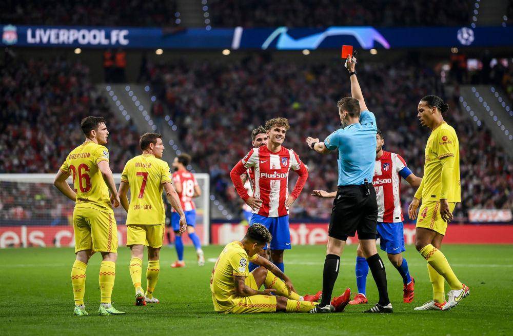 Wasit memberi kartu merah kepada Antoine Griezmann. (twitter.com/brfootball)