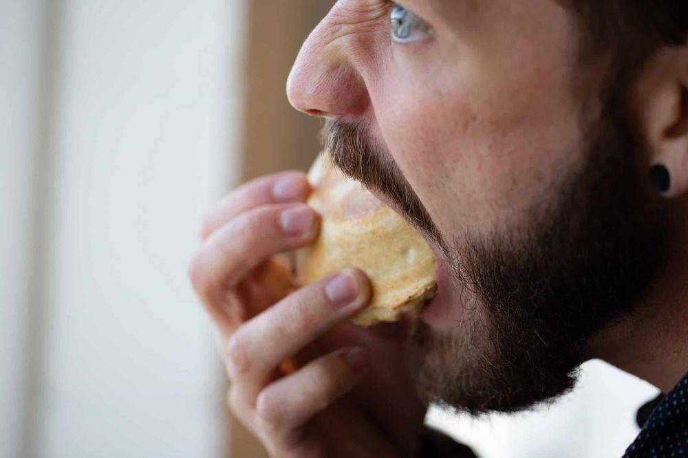 ilustrasi binge-eating disorder (lifehack.org)